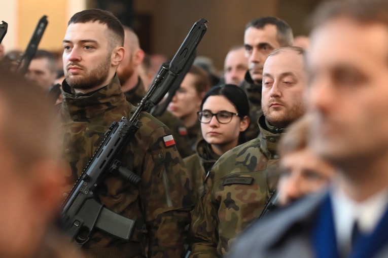 Dzierżoniów. Msza św. i uroczysta przysięga Wojsk Obrony Terytorialnej (WOT)