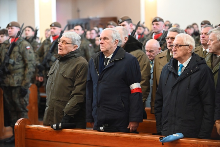 Dzierżoniów. Msza św. i uroczysta przysięga Wojsk Obrony Terytorialnej (WOT)