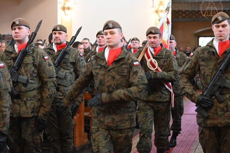 Dzierżoniów. Msza św. i uroczysta przysięga Wojsk Obrony Terytorialnej (WOT)