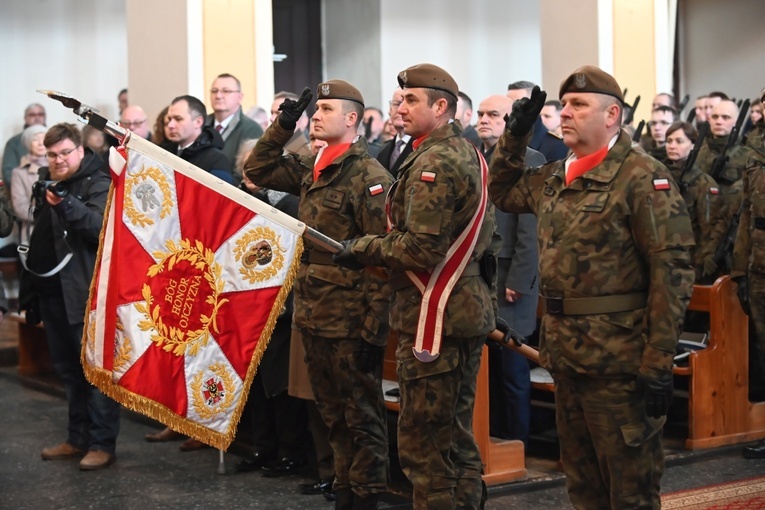 Dzierżoniów. Msza św. i uroczysta przysięga Wojsk Obrony Terytorialnej (WOT)