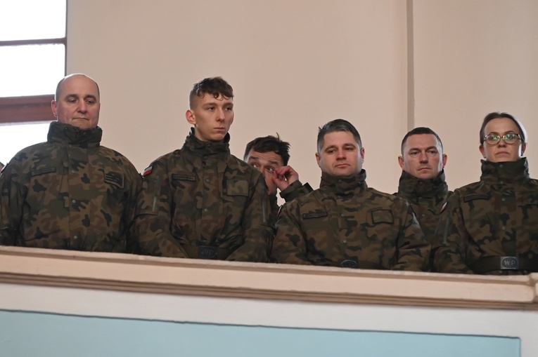 Dzierżoniów. Msza św. i uroczysta przysięga Wojsk Obrony Terytorialnej (WOT)