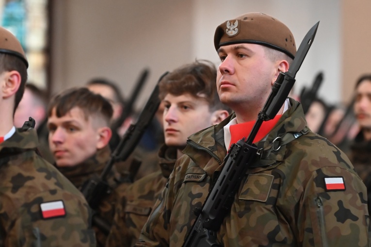 Dzierżoniów. Msza św. i uroczysta przysięga Wojsk Obrony Terytorialnej (WOT)