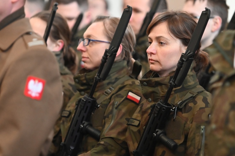 Dzierżoniów. Msza św. i uroczysta przysięga Wojsk Obrony Terytorialnej (WOT)