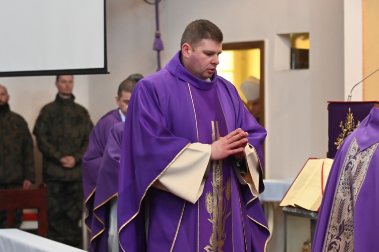 Dzierżoniów. Msza św. i uroczysta przysięga Wojsk Obrony Terytorialnej (WOT)