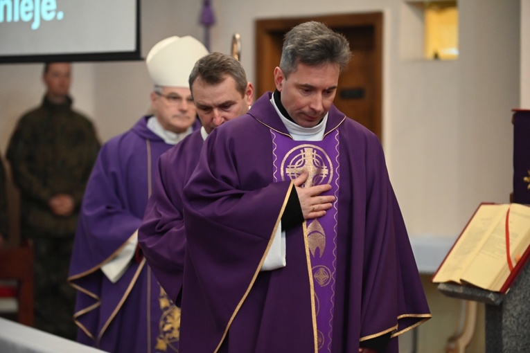 Dzierżoniów. Msza św. i uroczysta przysięga Wojsk Obrony Terytorialnej (WOT)