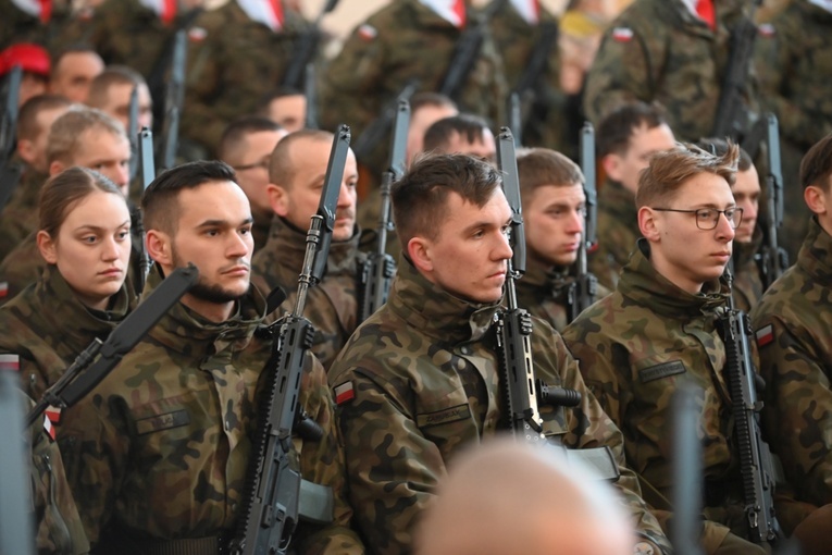 Dzierżoniów. Msza św. i uroczysta przysięga Wojsk Obrony Terytorialnej (WOT)