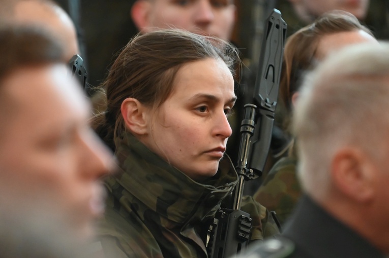 Dzierżoniów. Msza św. i uroczysta przysięga Wojsk Obrony Terytorialnej (WOT)