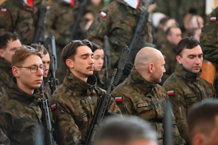 Dzierżoniów. Msza św. i uroczysta przysięga Wojsk Obrony Terytorialnej (WOT)