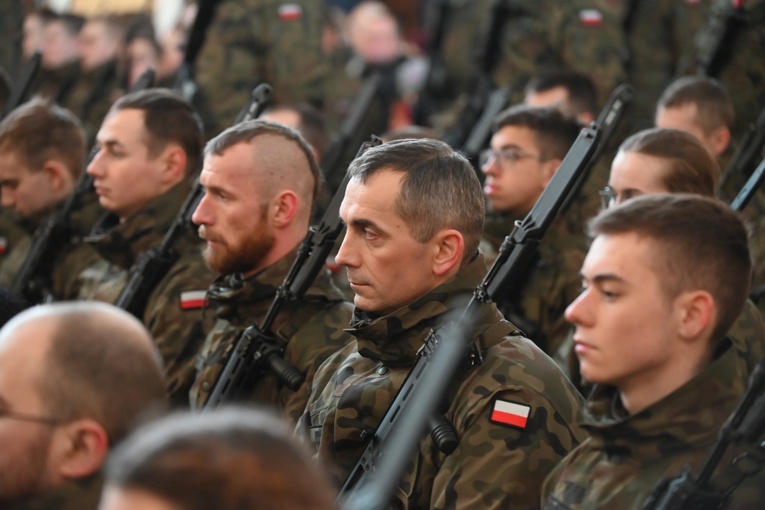 Dzierżoniów. Msza św. i uroczysta przysięga Wojsk Obrony Terytorialnej (WOT)