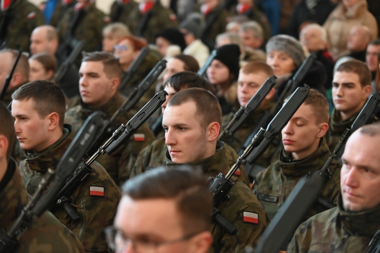 Dzierżoniów. Msza św. i uroczysta przysięga Wojsk Obrony Terytorialnej (WOT)