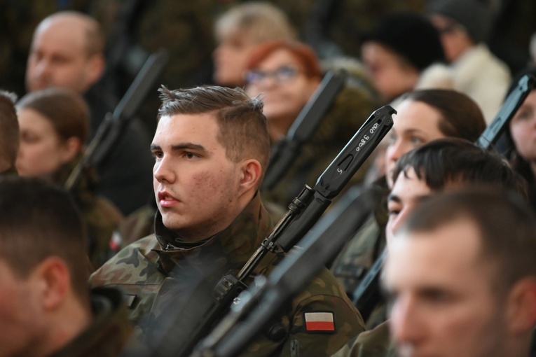 Dzierżoniów. Msza św. i uroczysta przysięga Wojsk Obrony Terytorialnej (WOT)