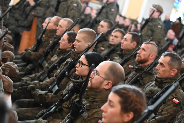 Dzierżoniów. Msza św. i uroczysta przysięga Wojsk Obrony Terytorialnej (WOT)