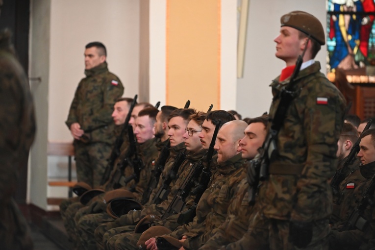 Dzierżoniów. Msza św. i uroczysta przysięga Wojsk Obrony Terytorialnej (WOT)