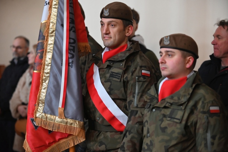 Dzierżoniów. Msza św. i uroczysta przysięga Wojsk Obrony Terytorialnej (WOT)