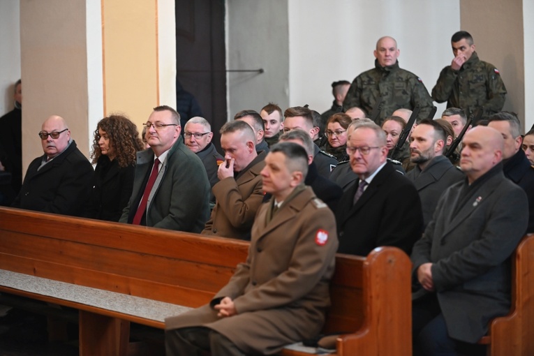 Dzierżoniów. Msza św. i uroczysta przysięga Wojsk Obrony Terytorialnej (WOT)
