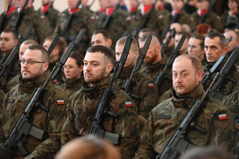 Dzierżoniów. Msza św. i uroczysta przysięga Wojsk Obrony Terytorialnej (WOT)