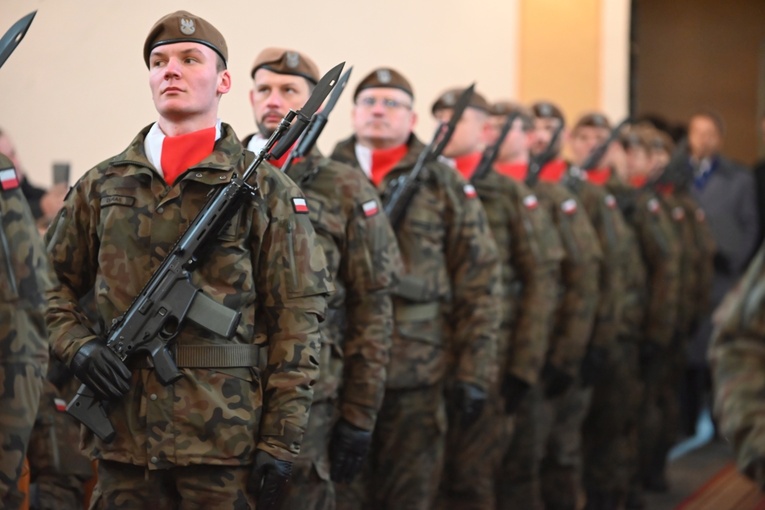 Dzierżoniów. Msza św. i uroczysta przysięga Wojsk Obrony Terytorialnej (WOT)