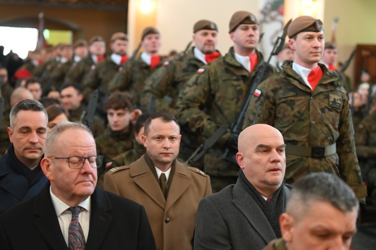 Dzierżoniów. Msza św. i uroczysta przysięga Wojsk Obrony Terytorialnej (WOT)