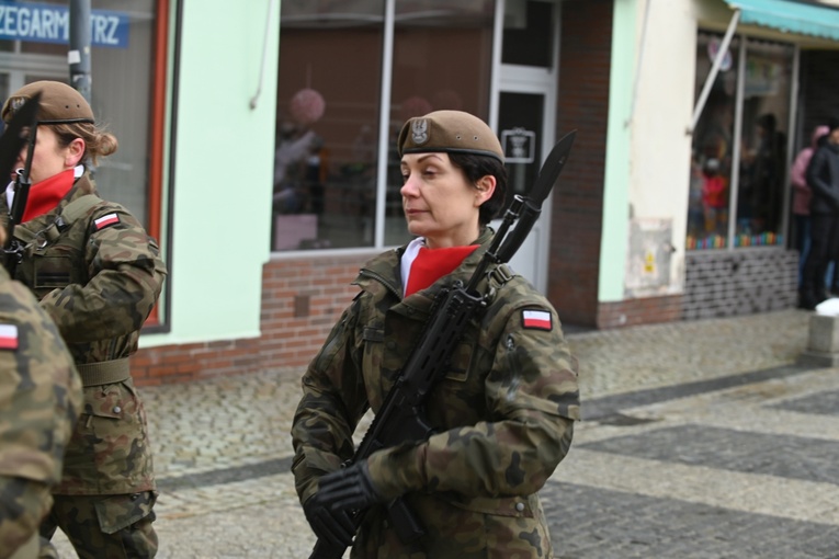 Dzierżoniów. Msza św. i uroczysta przysięga Wojsk Obrony Terytorialnej (WOT)