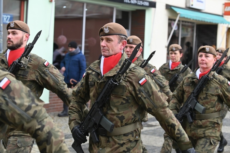 Dzierżoniów. Msza św. i uroczysta przysięga Wojsk Obrony Terytorialnej (WOT)