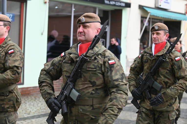 Dzierżoniów. Msza św. i uroczysta przysięga Wojsk Obrony Terytorialnej (WOT)
