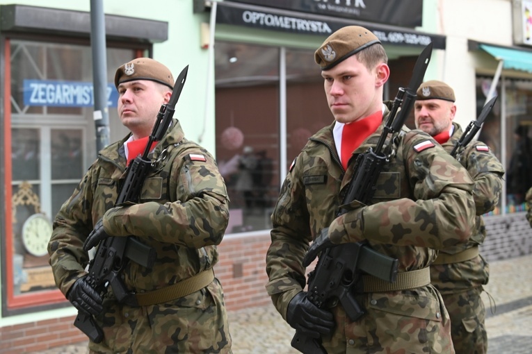 Dzierżoniów. Msza św. i uroczysta przysięga Wojsk Obrony Terytorialnej (WOT)