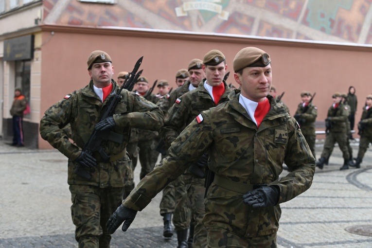 Dzierżoniów. Msza św. i uroczysta przysięga Wojsk Obrony Terytorialnej (WOT)