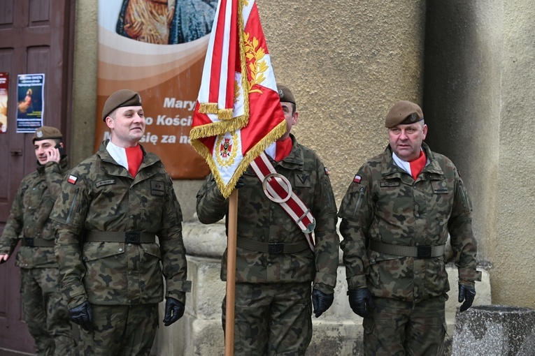 Dzierżoniów. Msza św. i uroczysta przysięga Wojsk Obrony Terytorialnej (WOT)