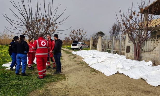 Papież modli się za migrantów, którzy utonęli dziś u brzegów Italii