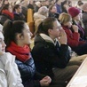 Młodzi podczas Mszy św. w kalembickim kościele Miłosierdzia Bożego w Kalembicach.