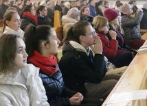 Młodzi podczas Mszy św. w kalembickim kościele Miłosierdzia Bożego w Kalembicach.