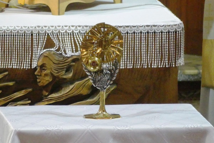 Relikwie bł. Carla Acutisa w kościele Miłosierdzia Bożego w Kalembicach.
