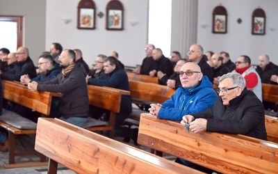 Nadzwyczajni szafarze Komunii Świętej w czasie adoracji Najświętszego Sakramentu.