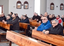 Nadzwyczajni szafarze Komunii Świętej w czasie adoracji Najświętszego Sakramentu.