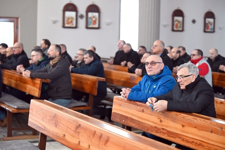 Nadzwyczajni szafarze Komunii Świętej w czasie adoracji Najświętszego Sakramentu.