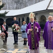 Po zakończeniu Mszy św. celebransi wraz z delegacją przeszli pod tablicę pamiątkową, gdzie złożyli kwiaty.