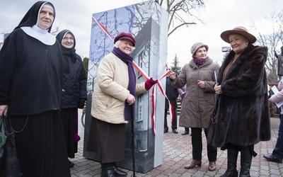 Matusia i inne superbohaterki w habitach. Ratowały, choć groziła za to śmierć