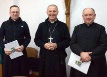 Z bp. Markiem Solarczykiem (od lewej): ks. Krzysztof Bochniak i ks. Mirosław Kszczot.