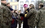 Biskup świdnicki Marek Mendyk wręczył rodzicom wyróżnionych żołnierzy symboliczne kwiaty.