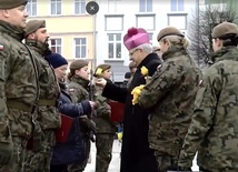 Biskup świdnicki Marek Mendyk wręczył rodzicom wyróżnionych żołnierzy symboliczne kwiaty.