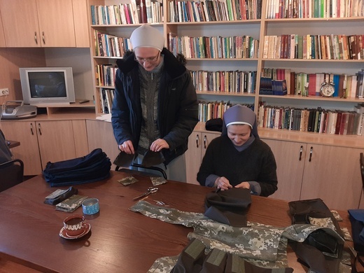Ks. Mateusz Grochla pomaga Ukraińcom