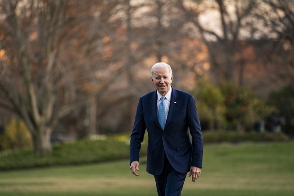 Prezydent Biden wzywa linie lotnicze by nie podwyższały cen biletów dla rodzin z dziećmi