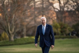 Prezydent Biden wzywa linie lotnicze by nie podwyższały cen biletów dla rodzin z dziećmi