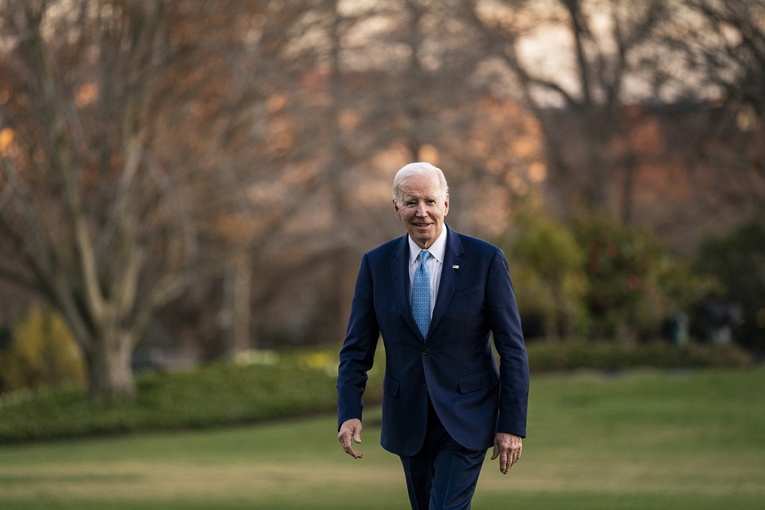 Prezydent Biden wzywa linie lotnicze by nie podwyższały cen biletów dla rodzin z dziećmi