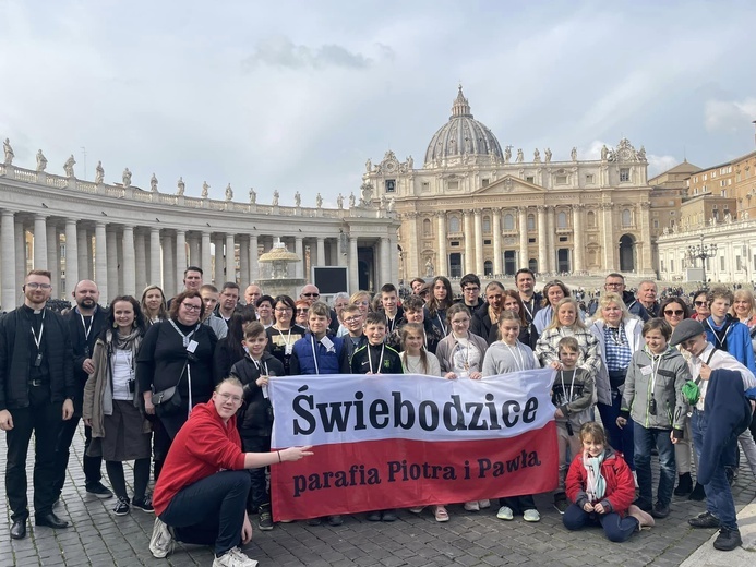 Świebodzice. Zabrali służbę liturgiczną na spotkanie z papieżem