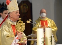 Błogosławieństwo relikwiami św. Kazimierza na zakończenie ubiegłorocznej Mszy św. odpustowej.