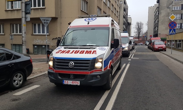 Katowice. Sprzed Urzędu Marszałkowskiego na Ukrainę wyruszył konwój sześciu karetek