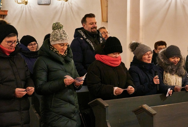Świerki. Ruszyli z modlitwą za księży