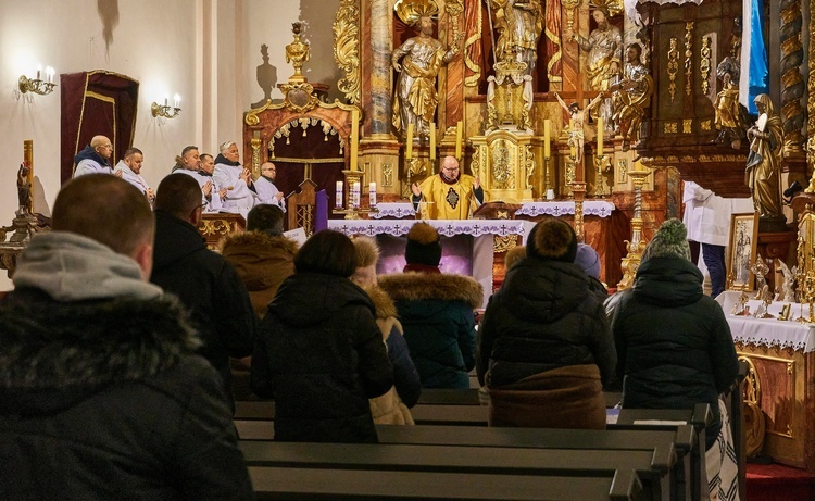 Świerki. Ruszyli z modlitwą za księży