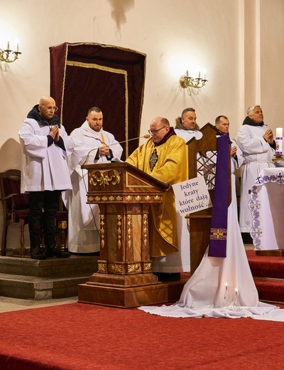 Świerki. Ruszyli z modlitwą za księży